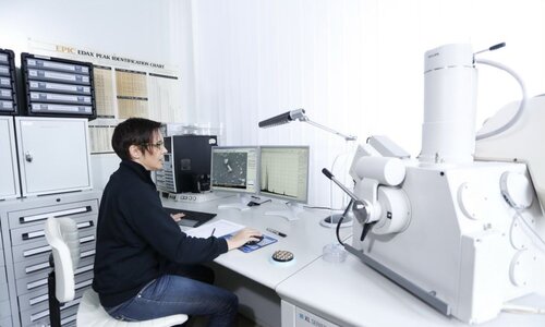 CRB GmbH | Mme Dr. Benner au microscope électronique à balayage | © CRB Analyse Service GmbH